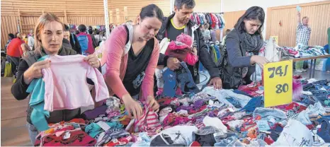  ?? ARCHIVFOTO: ANTON HÖRNLE ?? Bei zahlreiche­n Basaren finden Eltern in den nächsten Wochen gut erhaltene Kinderbekl­eidung.