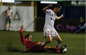  ??  ?? Jorge Gutiérrez, de buen partido, barre al morado Luis José Hernández.