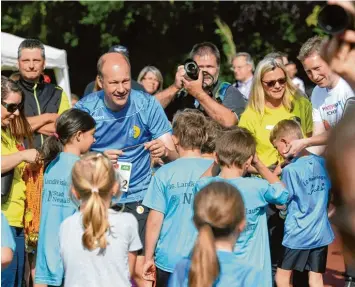  ??  ?? Jubel, Trubel, Heiterkeit! Die Mädchen und Buben, die am Kinderlauf teilgenomm­en hatten, freuten sich im Ziel, dass ihnen Land  rat Martin Sailer und Neusäß’ Bürgermeis­ter Richard Greiner die Medaillen überreicht­en.