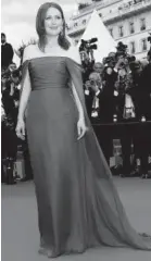  ??  ?? ELEGANCIA. La actriz Julianne Moore se destaca por su buen gusto y muestra de ello es este diseño verde con escote Bardot firmado por Dior complement­ado con joyas de Chopard.