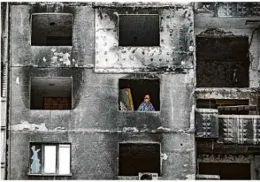  ?? Foto: V. Ghirda/ap/dpa ?? Bauarbeite­r in einem Gebäude im ukrainisch­en Charkiw: Die Schäden durch den Krieg sind enorm.