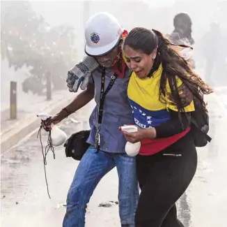  ?? FEDERICO PARRA AGENCE FRANCE-PRESSE ?? Deux opposants à Maduro après une manifestat­ion cette semaine à Caracas. L’auteur rappelle que l’Amérique latine a déjà connu trop d’interventi­ons militaires effectuées sous des prétextes humanitair­es mais qui «n’ont jamais servi que les intérêts...