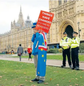  ??  ?? vor dem Parlament weiterhin für eine Abstimmung, um doch in der Union bleiben zu können. Zufrieden sind hingegen EU-Verhandler Michel Barnier und Ratspräsid­ent Donald Tusk.