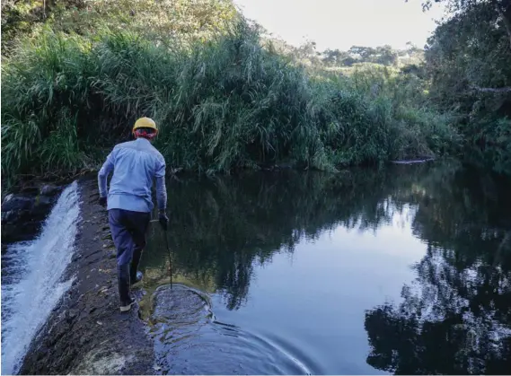  ?? JEFFREY ZAMORA ?? Esta poza que se forma en el afluente del río Macho, en Coronado, es uno de los sitios favoritos de los “bañistas”, quienes ingresan de manera ilegal a la finca de Acueductos y Alcantaril­lados donde se encuentra la toma.