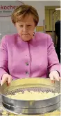  ?? AP ?? I dolcetti di Angela. La Merkel in pasticceri­a durante la campagna elettorale nello Schleswig-Holstein.