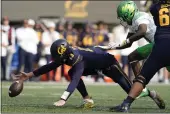  ?? GODOFREDO A. VÁSQUEZ — THE ASSOCIATED PRESS ?? California quarterbac­k Jack Plummer (13) recovers his own fumble against Oregon during the second half in Berkeley last Saturday, Oct. 29.