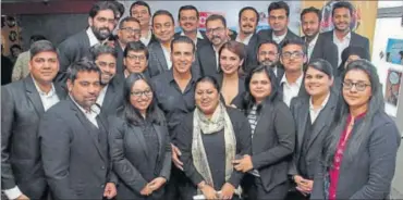  ?? PHOTOS: SHIVAM SAXENA/ HT ?? Akshay Kumar and Huma Qureshi pose with Delhi-based lawyers after a fun interactio­n as part of HT City Stars In The City