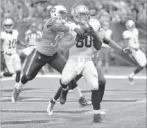  ?? ROGELIO SOLIS/ THE ASSOCIATED PRESS ?? Saints tight end Jimmy Graham pulls in a touchdown reception in front of Titans linebacker Avery Williamson on Friday at New Orleans.