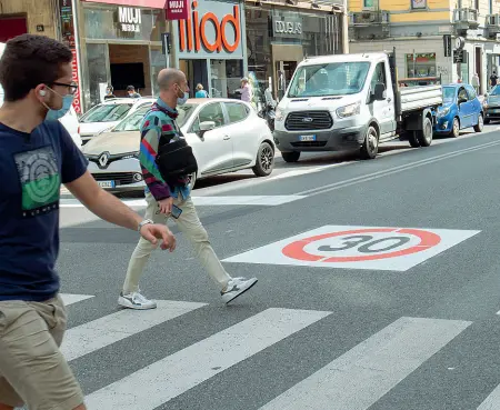  ?? (Ansa) ?? Adagio Una delle strade in cui è stata introdotta la velocità massima di 30 chilometri all’ora per permettere l’utilizzo di tavolini all’aperto