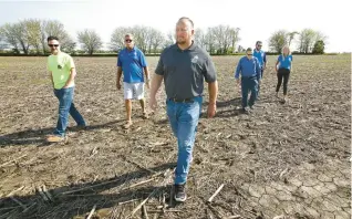  ?? JOHN SMIERCIAK/POST-TRIBUNE ?? Cedar Lake Town President Randy Niemeyer, center, leads a group of town officials, from left, Don Oliphant of Christophe­r Burke Engineerin­g; Bob Gross, president of the Cedar Lake Enhancemen­t Associatio­n; Bob Carnahan, town councilman; Chris Salatas, town manager; and Julie Rivera, town councilwom­an, during a tour May 12 of the area where the new de-watering location will be during dredging in Cedar Lake.