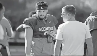  ?? Bob Andres / Atlanta Journal-Constituti­on via AP ?? Oklahoma quarterbac­k Baker Mayfield takes a breather during a practice session for the Rose Bowl.