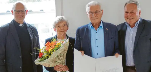  ?? Foto: Heike John ?? Große Anerkennun­g erhielt Brunner bei seiner Verabschie­dung aus dem Vorstand der Ambulanten. Von links: Florian Markter, Rosemarie und Karl-Heinz Brunner sowie Horst Hartmann.