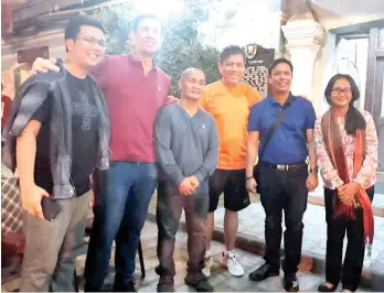  ?? MARIANNE L. SABERON-ABALAYAN ?? SPORTS LEGENDS. Four-time World Cup of Bowling champion Rafael “Paeng” Nepomuceno, second from left, Olympics boxing medalist Mansueto “Onyok” Velasco, Jr. and Asia’s first chess grandmaste­r Eugene Torre and Philippine Sports Commission (PSC)...