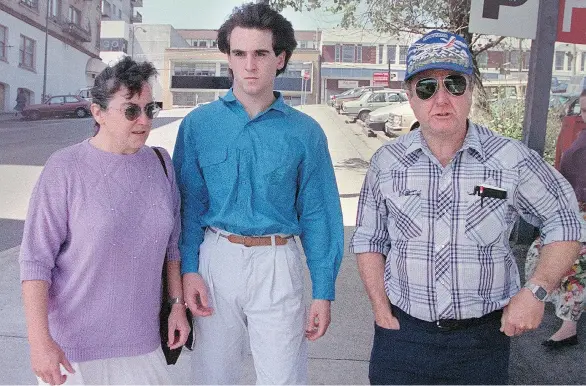  ?? WARD PERRIN/VANCOUVER SUN FILES ?? Derik Lord, centre, with his mother Elouise and father David outside court in New Westminste­r in 1992 before he was found guilty of murdering a grandmothe­r and her daughter.