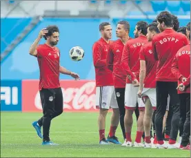  ??  ?? Mohamed Salah durante el entrenamie­nto de ayer con Egipto