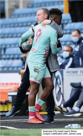  ??  ?? Swansea City head coach Steve Cooper celebrates with Jamal Lowe