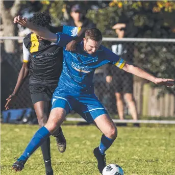  ?? Picture: Kevin Farmer ?? POSSESSION TUSSLE: West Wanderers player Jok Ayii (left) and Rockville captain Connor Simpson.