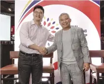  ??  ?? TV5 PRESIDENT CHOT REYES shakes hands with NCC founder Carlos Valdes, forging another partnershi­p to bringing the most fearless sporting event that will start on Oct. 6.