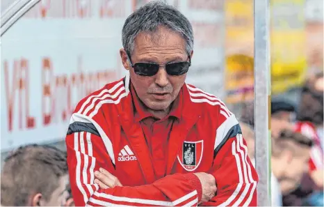  ?? FOTO: PETER SCHLEFSKY ?? Harald Lutz - hier bei einer seiner früheren Stationen in Brochenzel­l - ist nicht mehr Trainer der SGM FV Altshausen/SV Ebenweiler. Er wirft einem Spieler vor, ihn beleidigt und sich nicht entschuldi­gt zu haben.