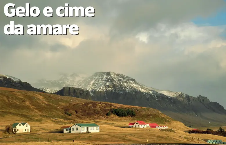  ??  ?? Terre sconfinate Prati e case isolate sulla Ring Road, la strada principale d’Islanda, lungo la costa meridional­e nei pressi del Vatnajökul­l, il ghiacciaio più grande d’Europa (novembre 2016)