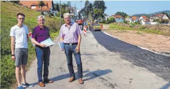  ?? FOTO: EDWIN HÜGLER ?? Vor-Ort-Termin (von links): Der stellvertr­etenden Bauleiter Yannik Beerhalter, der Fachsenfel­der Ortsvorste­her Jürgen Opferkuch und Bauleiter Albert Schiele vom städtische­n Tiefbauamt haben sich die Arbeiten in Waiblingen angeschaut.