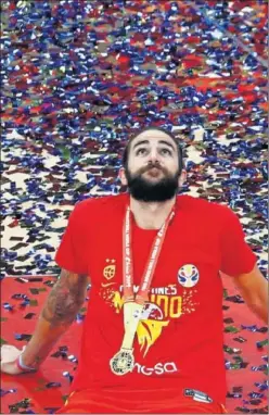  ??  ?? Ricky Rubio, MVP del Mundial de China, con la medalla de oro.