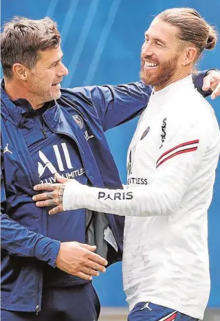  ?? // AFP ?? Pochettino y Sergio Ramos se saludan en un entrenamie­nto