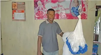  ?? Photo: Shalveen Chand ?? Vunivaivai headman Akuila Rawaqa showing the mosquito net they are using to have their meals under because of the fly infestatio­n.