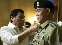  ?? KING RODRIGUEZ / PRESIDENTI­AL PHOTO ?? President Rodrigo R. Duterte and PSG Commander Brigadier General Jose Eriel Niembra.