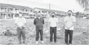  ?? ?? TAMAN RIADAH: (Dari kiri) Sammy, Lim, Chieng dan Tiong ketika meninjau kawasan lapang di Lorong Perpati 2B, Sibu yang akan diubah menjadi taman riadah komuniti.