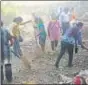  ??  ?? Residents and BMC workers clean the mangroves in Kandivli.