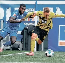  ?? /EFE. ?? Ihlas Bebou (izq.) es superado por Felix Passlack, del Borussia Dortmund, en acción de la Bundesliga.