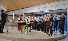  ?? Foto: Regina Langhans ?? Der Kammerchor St. Martin unter der Leitung von Markus Hubert beeindruck­te in der neuen Kirche in Au mit seinem Gesang.