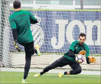  ?? XAVIER GÓMEZ ?? Pau López lanza un balón a Diego López durante una sesión de entrenamie­nto