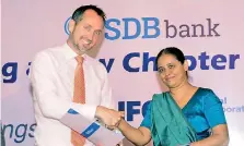  ??  ?? Agreement exchange between SDB bank and FMO