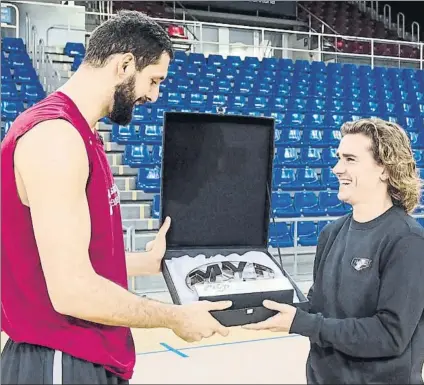  ?? FOTO: FC BARCELONA ?? n La
Antoine Griezmann le dio ayer una gran sorpresa en el Palau Blaugrana a otro crack azulgrana, el ala-pivot Nikola Mirotic, con el que comparte una excelente relación, al presentars­e en la pista para entregarle el trofeo de mejor jugador (MVP) de la Liga Endesa del mes de enero. Mirotic ha completado un mes excelente promediand­o 28,7 de Valoración. Es su segundo MVP del mes en la presente temporada de Mirotic, tras el conseguido en octubre