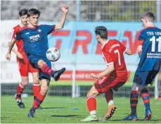  ?? FOTO: THOMAS SIEDLER ?? Der Nachwuchs der TSG Hofherrnwe­iler (blaues Trikot) ist am Wochenende in Freiberg gefragt. Dann gilt es für die U 19, den Abstand zu den verfolgern Aufrecht zu erhalten.