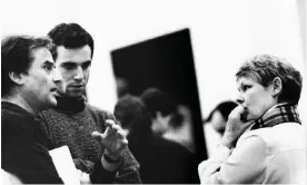  ?? ?? A time to ‘invent, explore, discuss, dispute’: (l-r) Richard Eyre, Daniel Day-Lewis and Judi Dench in rehearsals for Hamlet at the National, 1989. Photograph: John Haynes/Bridgeman Images