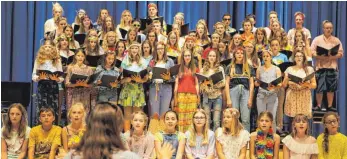  ?? FOTO: PG BIBERACH ?? PG-Musiklehre­rin Christine Wetzel dirigiert den Schul- und Unterstufe­nchor beim Frühjahrsk­onzert.