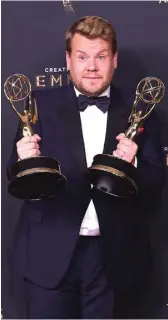  ?? RICHARD SHOTWELL/INVISION/AP ?? MAKIN DIAKUI: James Corden memamerkan dua trofi dari ajang Creative Arts Emmy Awards Ke-69 di Microsoft Theater, Los Angeles, kemarin.