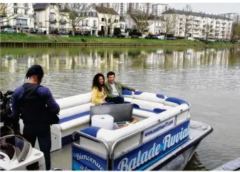  ??  ?? Lors d’un de ses tournages, même le célèbre agent immobilier Stéphane Plaza a craqué à l’envie de naviguer sur la Marne. ©Office de tourisme de Marne et Gondoire.