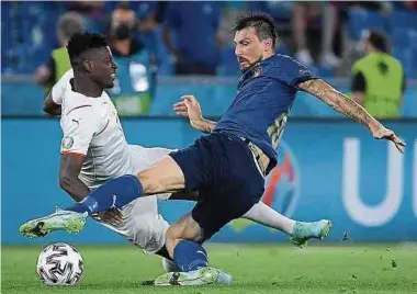  ??  ?? Francesco Acerbi (r.) und die Italiener lassen den Schweizern um Breel Embolo keine Chance.