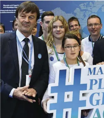  ??  ?? En novembre 2017, le président visite le stand français de la COP23 à Bonn. Nicolas Hulot, alors ministre de la Transition écologique et solidaire, l’accompagne.