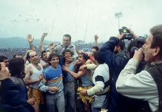  ??  ?? La festa
I giocatori del Verona portano in trionfo Osvaldo Bagnoli al termine della gara di Bergamo con l’Atalanta del 12 maggio 1985