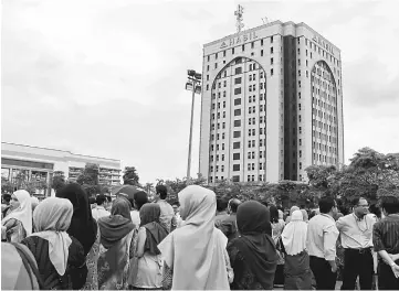  ??  ?? LHDN staff and the public gathering outside the building. — Bernama photo