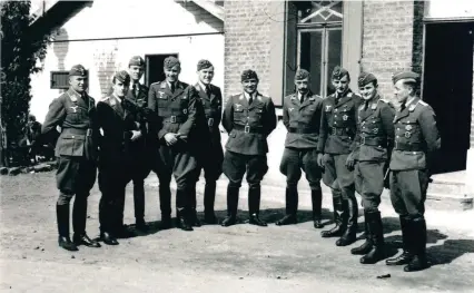  ??  ?? ■ Officers of Erprobungs­gruppe 210 during the summer of 1940. Leutnant Karlheinz Koch is standing on the extreme right of this group.