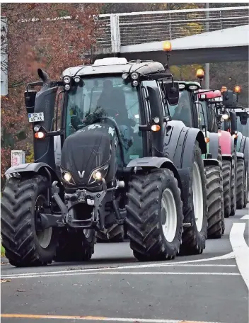  ?? FOTO:IMAGO IMAGES/MARKUS RINKE ?? Die Traktoren kommen: Hier in Nordrhein-Westfalen haben Landwirte bereits laut- und bildstark protestier­t. Heute wollen die Bauern aus der Region ihrem Ärger in Saarbrücke­n Luft machen.