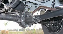  ??  ?? Las bocas de carga del tanque de combustibl­e son idénticas y están a la vista: ambas tienen cerradura oculta debajo de una tapa protectora.