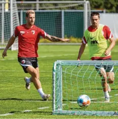  ?? Foto: Klaus Rainer Krieger ?? Arne Maier (links, hier gegen Raphael Framberger) zeigte sich im Training am Mitt‰ woch sehr engagiert.