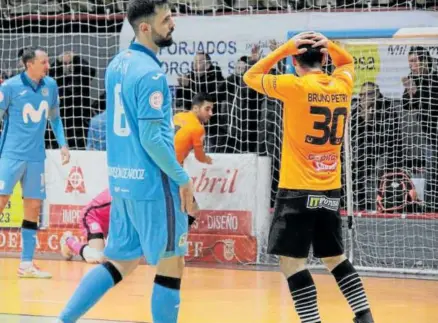  ?? Foto: Ribera Navarra FS ?? Bruno Petry lamenta una ocasión contra el Movistar Inter en el Ciudad de Tudela.